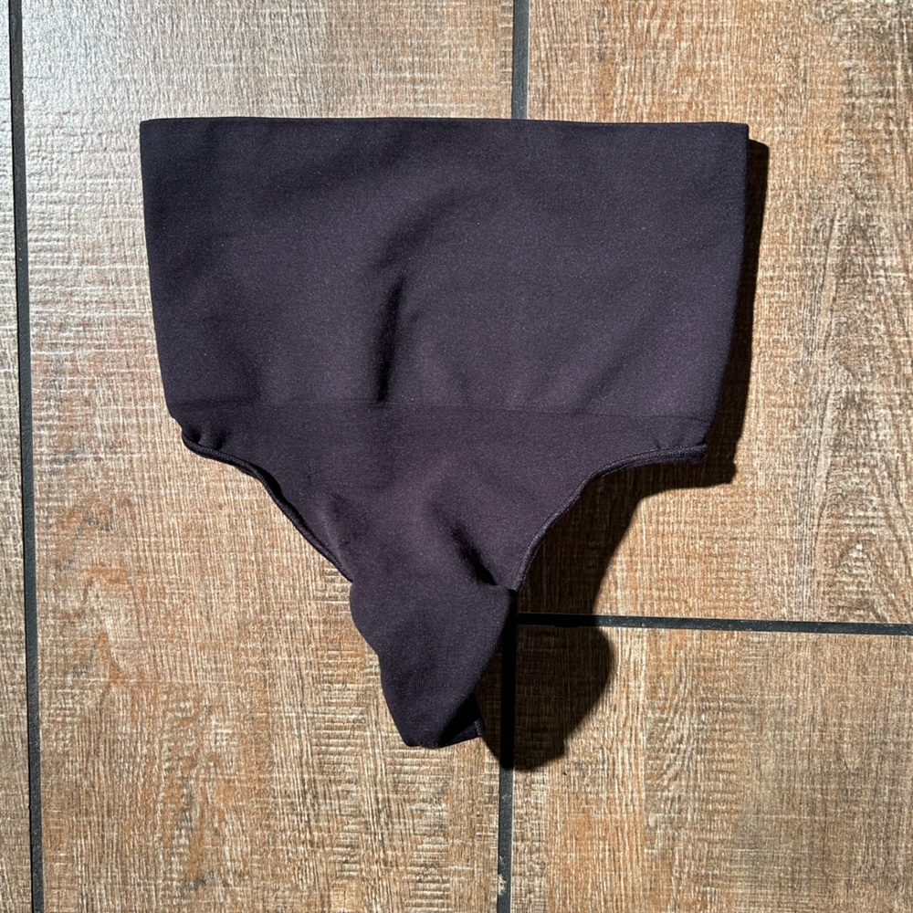 SKIMS mid thong shapewear LNWOT sz S/M
